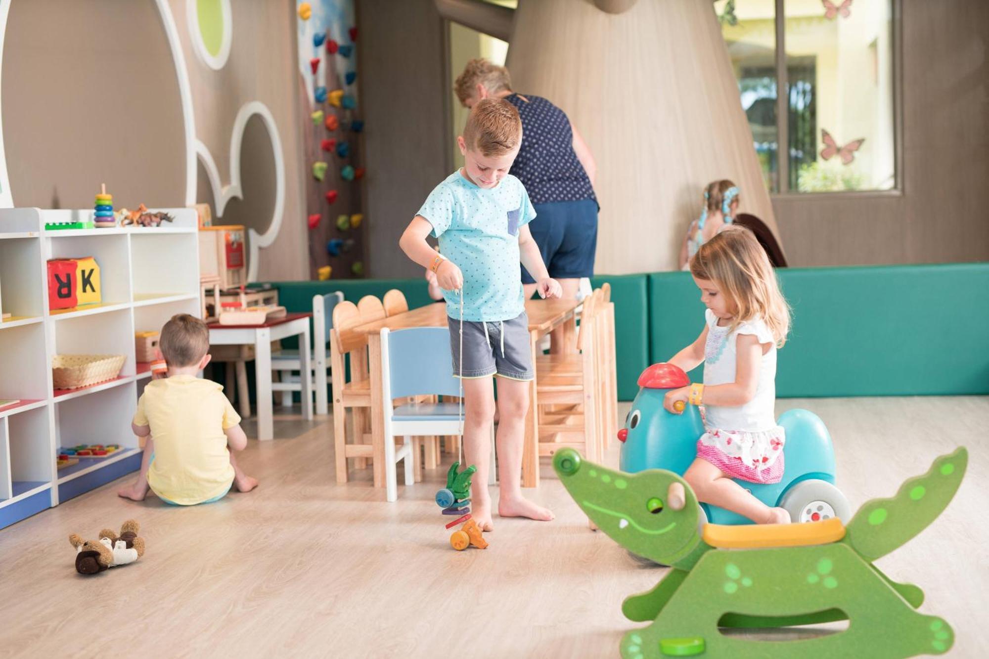 Phuket Marriott Resort & Spa, Merlin Beach Patong Exterior photo Children playing in a nursery