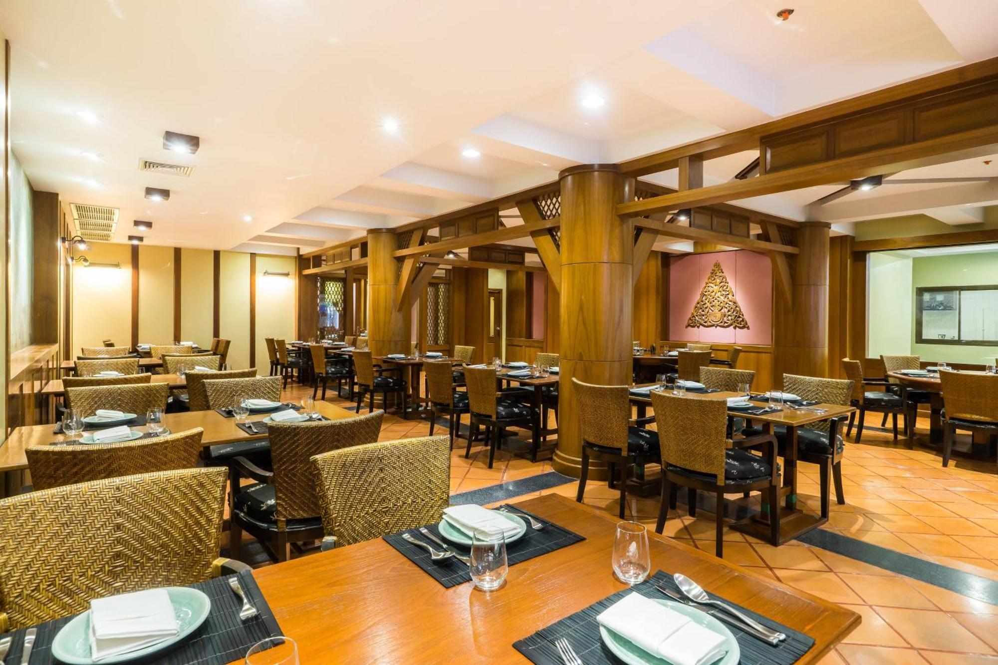 Phuket Marriott Resort & Spa, Merlin Beach Patong Exterior photo The interior of the restaurant