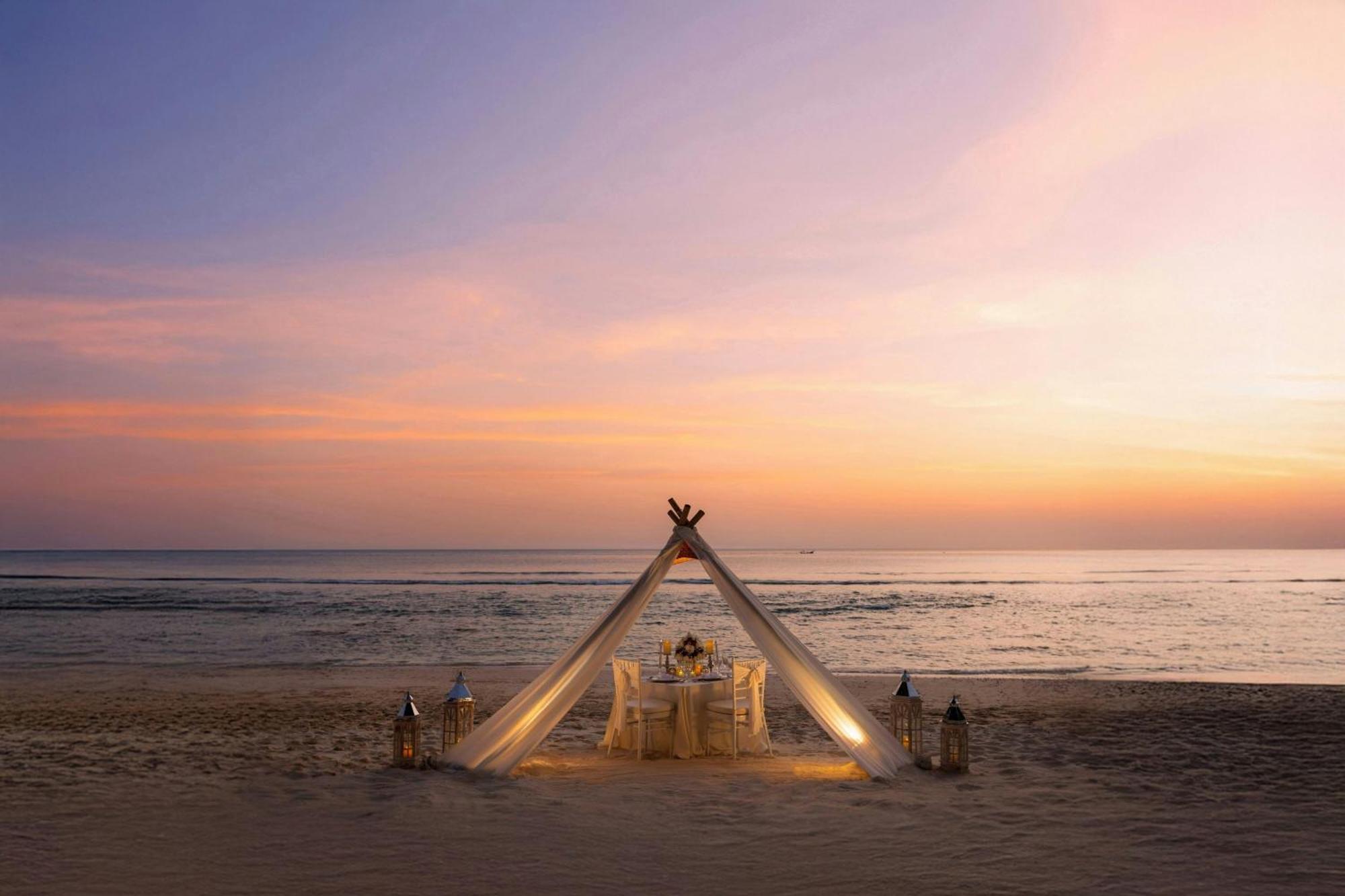Phuket Marriott Resort & Spa, Merlin Beach Patong Exterior photo Sunset at the beach