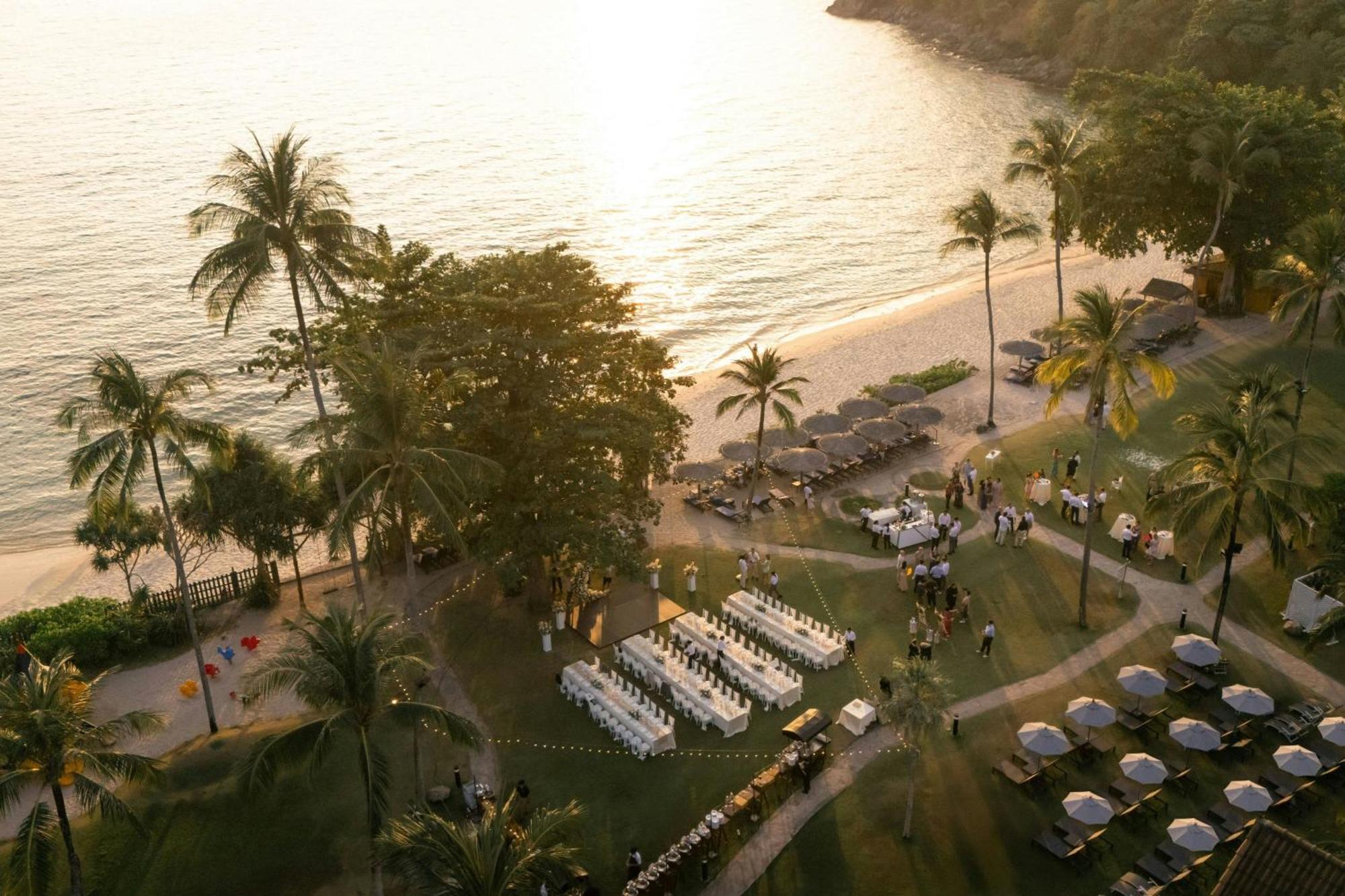 Phuket Marriott Resort & Spa, Merlin Beach Patong Exterior photo The beach at the resort